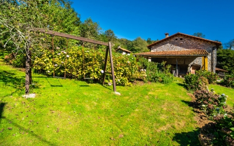 Play areas for children (shared with other cottage)